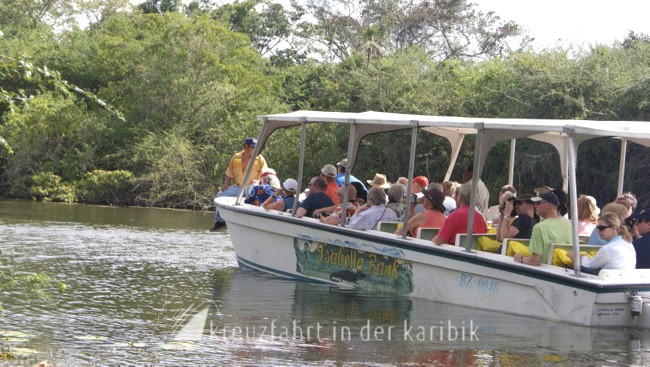 Belize – Touristenboot auf dem New River