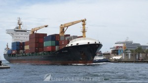 Containerschiff  fährt in die Sint Annabaai ein