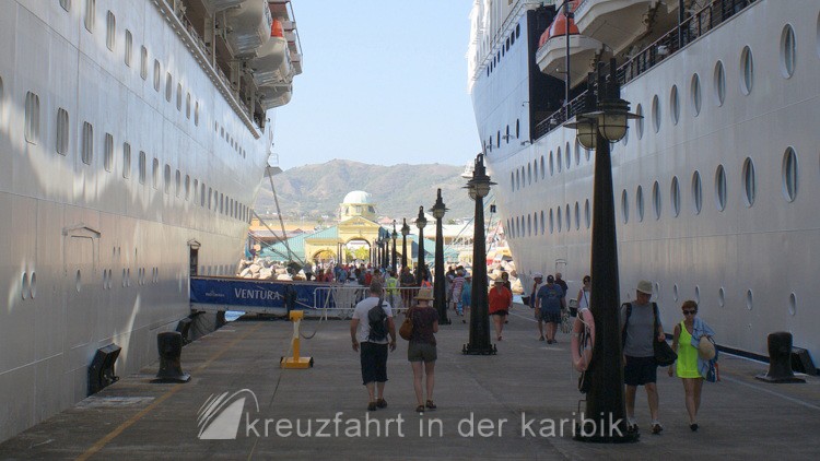 Kreuzfahrtschiffe im Hafen von Basseterre