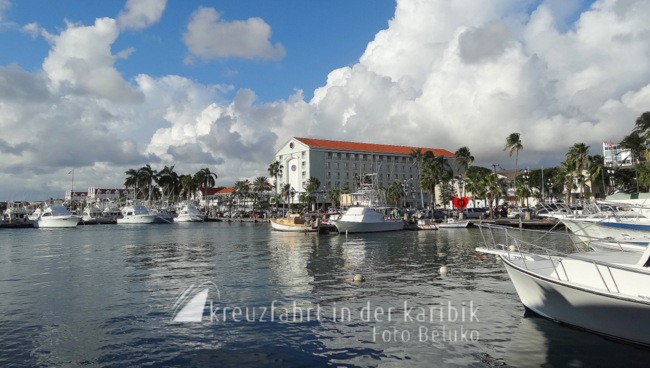 aruba seaport marina blick auf das renaissance hotel