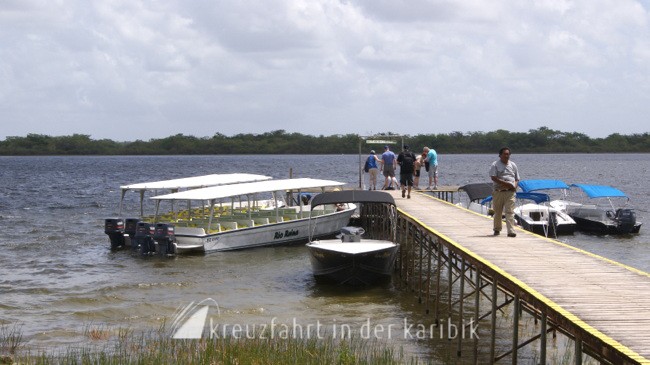 Belize – Touristenboote in der Lagune von Lamanai