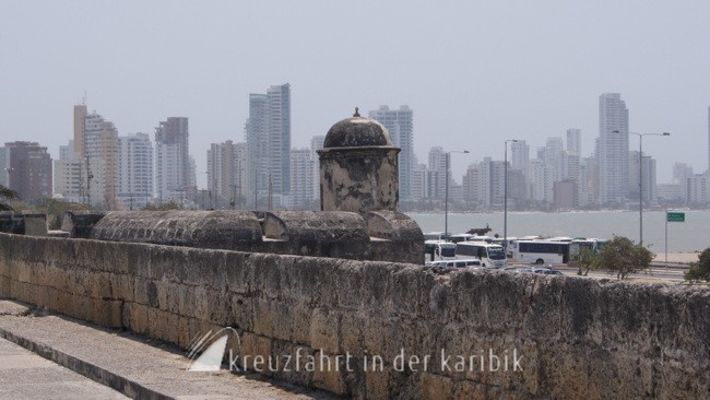 Cartagena – Teile der historischen Stadtmauer und die Hochhäuser von Bocagrande