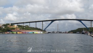 Willemstad Hochbrücke und Erdoelraffinerie