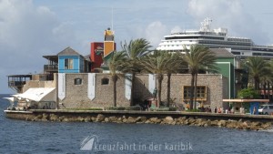 Rif Fort mit Kreuzfahrtschiff