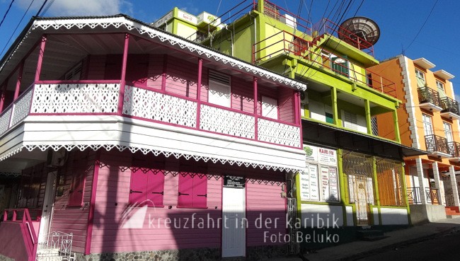 Farbenfrohe Häuser in Roseau
