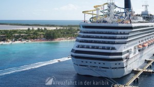 Grand Turk - Carnival Kreuzfahrtschiff und Strand