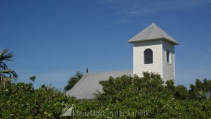Half Moon Bay - Die Bahamian Church von Land aus